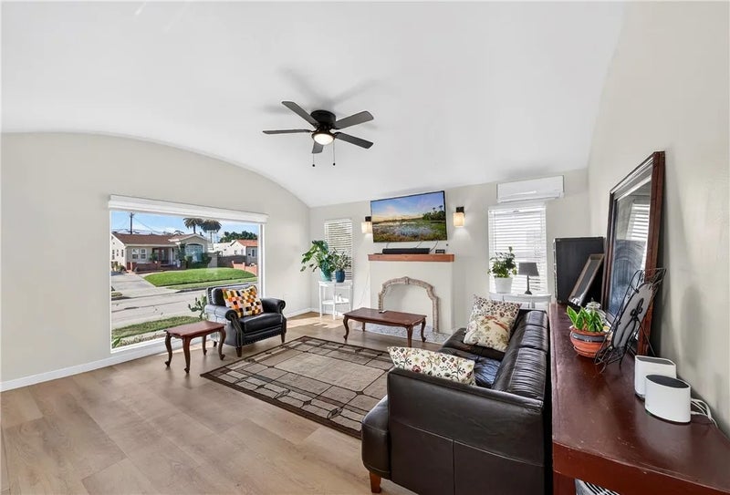 2027 W 75th