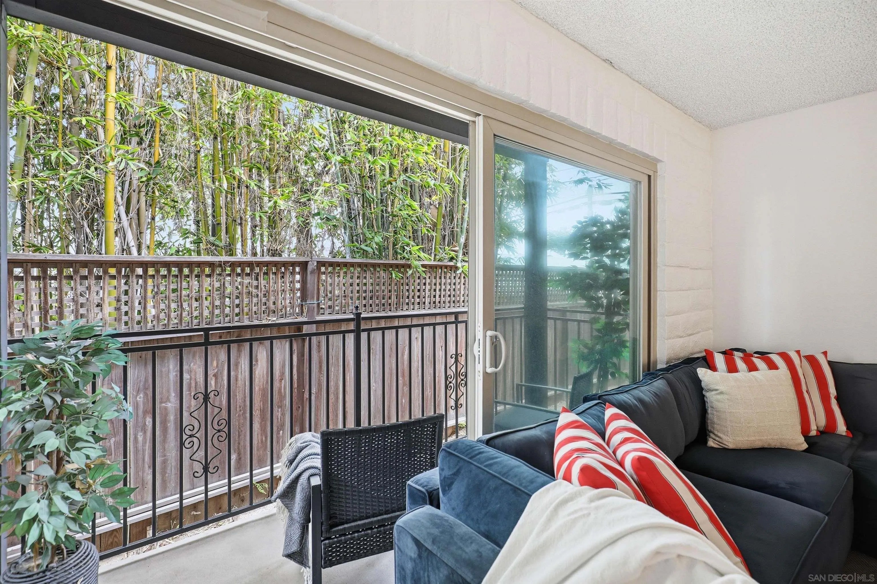 933 D Avenue