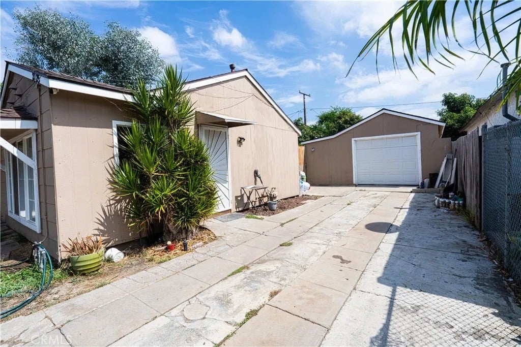 2125 Rousselle
