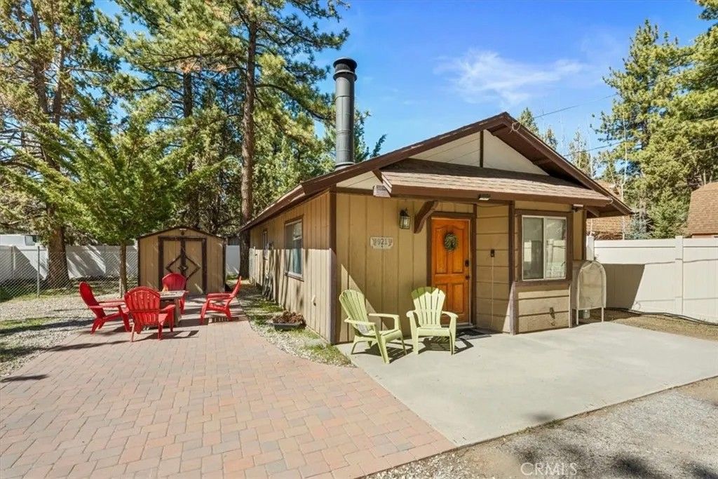 Photo of 921 Wendy Ave, Big Bear Lake, CA 92314 (MLS # IG26056316)