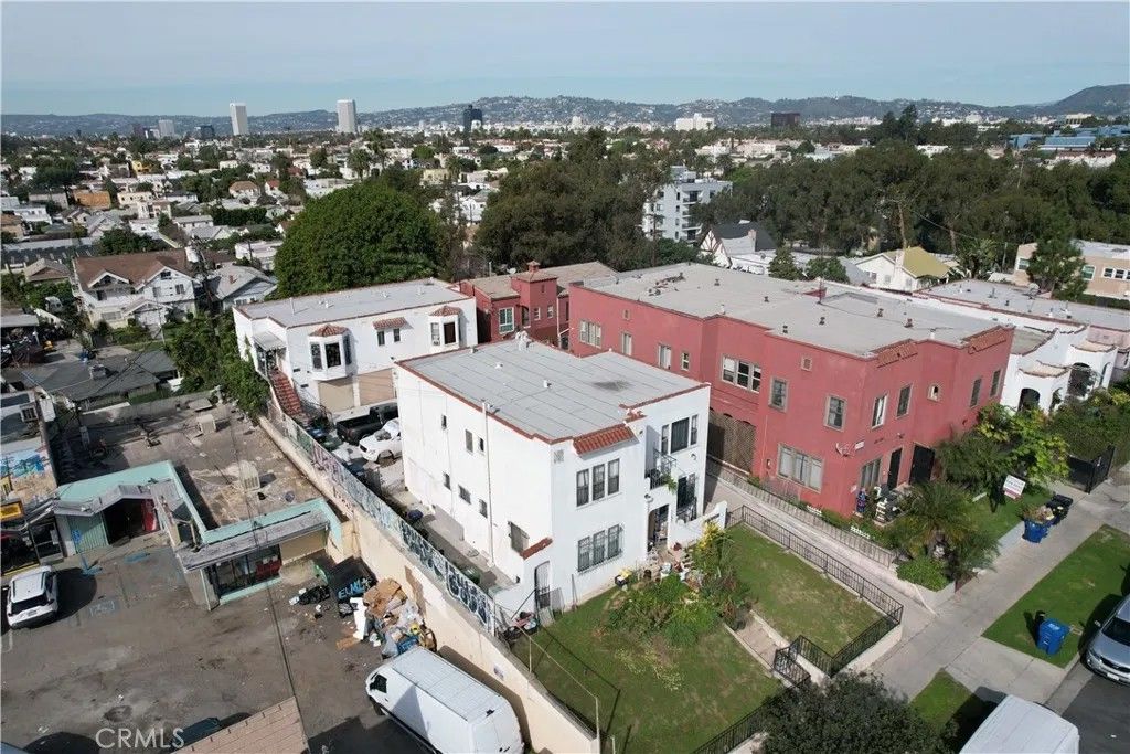 Photo of 1291 Queen Anne, Los Angeles, CA 90019 (MLS # OC26027318)