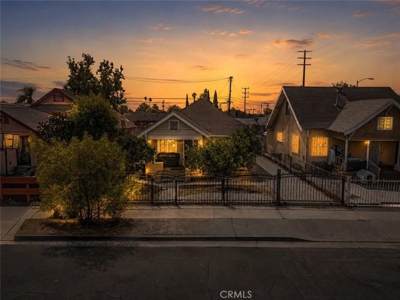 1302 E 48th Place