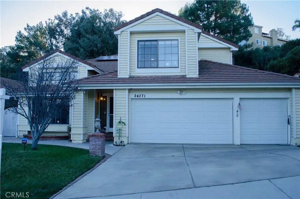 Photo of 24371 Crestview Dr, Newhall, CA 91321 (MLS # SR25274428)