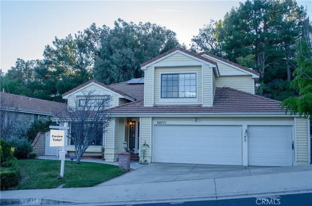 Photo of 24371 Crestview Dr, Newhall, CA 91321 (MLS # SR25274428)