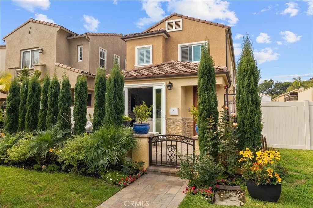 Photo of 315 Flint Avenue, Long Beach, CA 90814 (MLS # SB26088555)