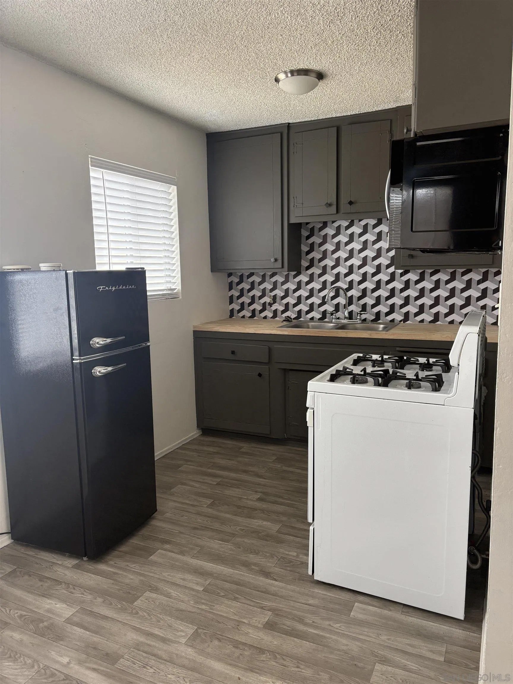 725-729 B Ave