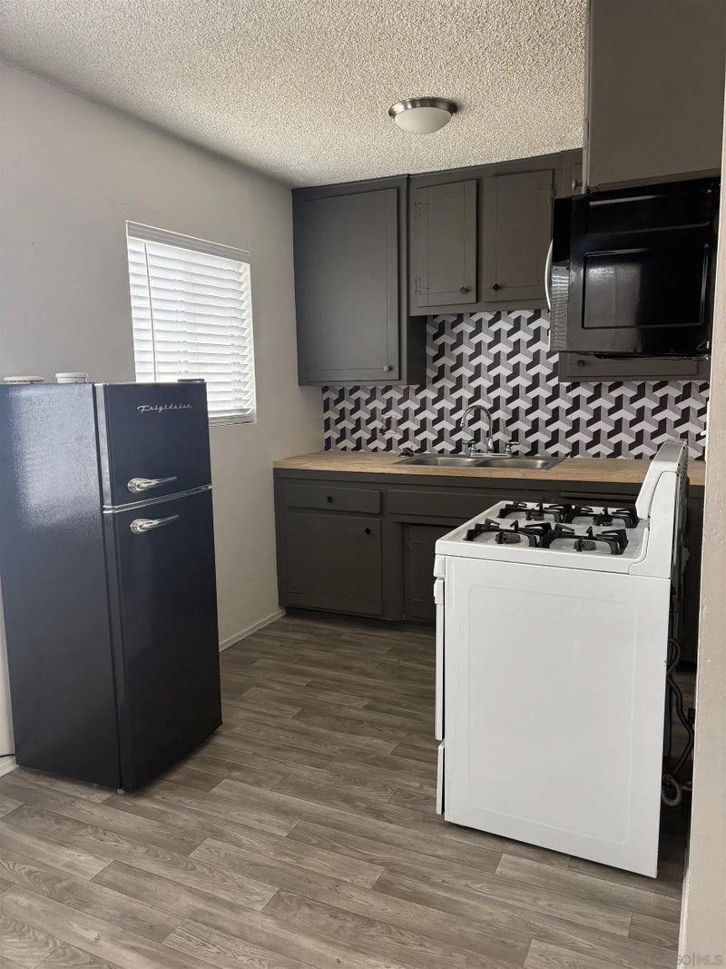 725-729 B Ave