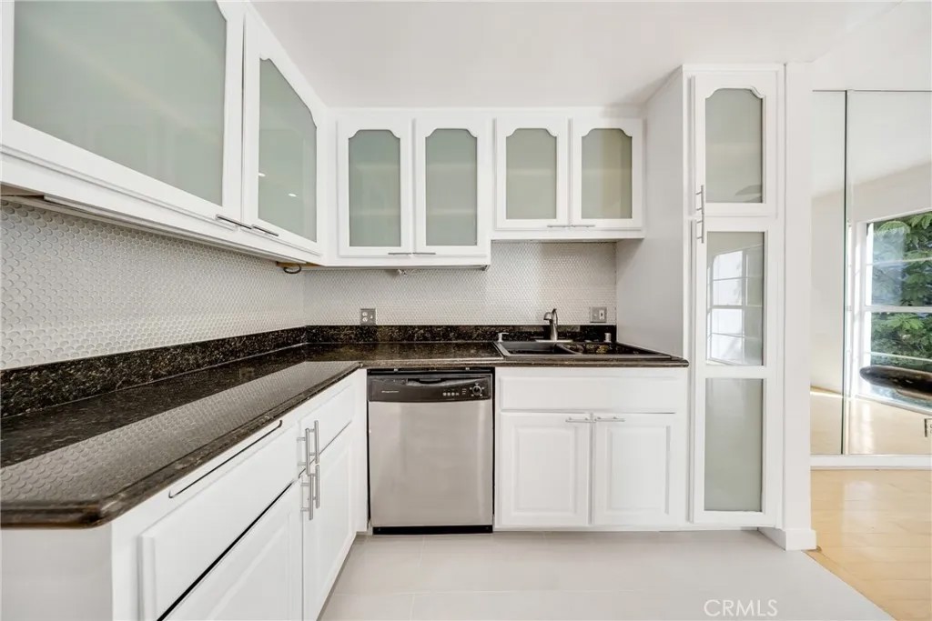 1401 S Bentley Avenue 203