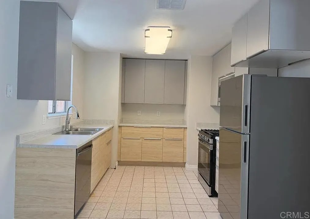52121 Avenida Velasco