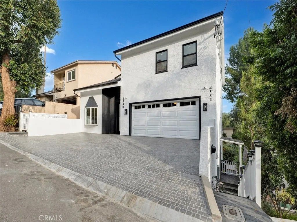 Photo of 4530 Ensenada, Woodland Hills, CA 91364 (MLS # SR25253879)