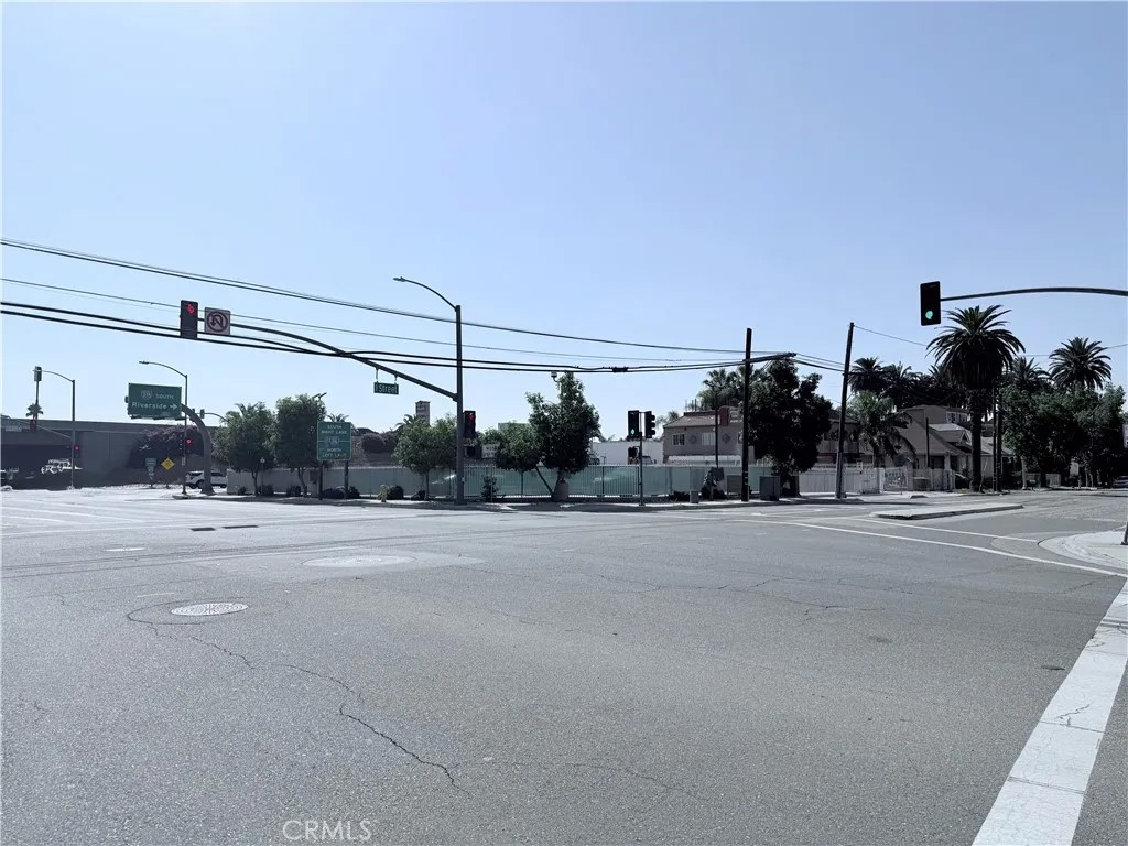 895 W 2nd