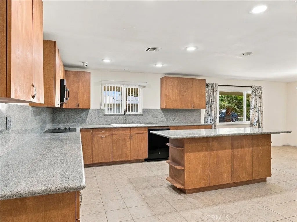 5170 E Huntington
