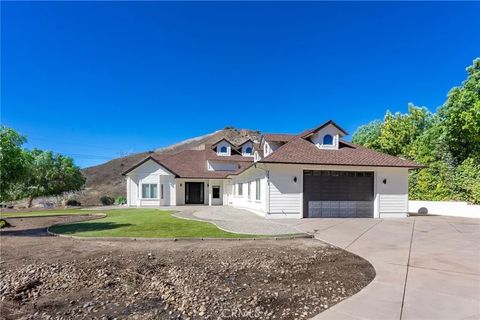 Photo of 30903 Carmen Dr, Canyon Country, CA 91390 (MLS # SR25244335)