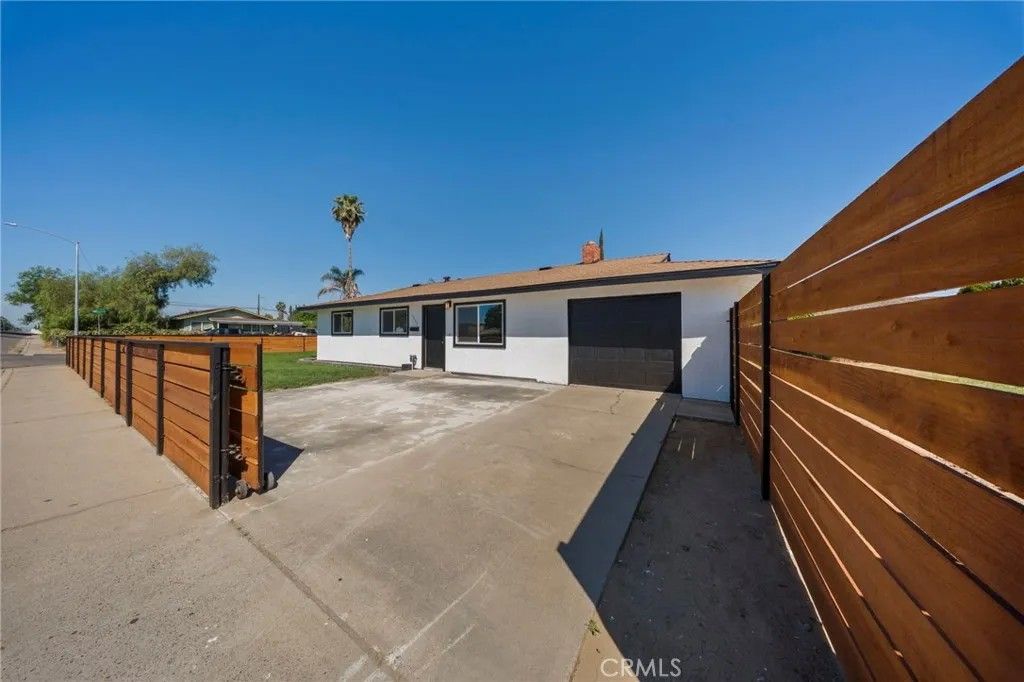 Photo of 1209 Peach Ave, Livingston, CA 95334 (MLS # MC26075716)