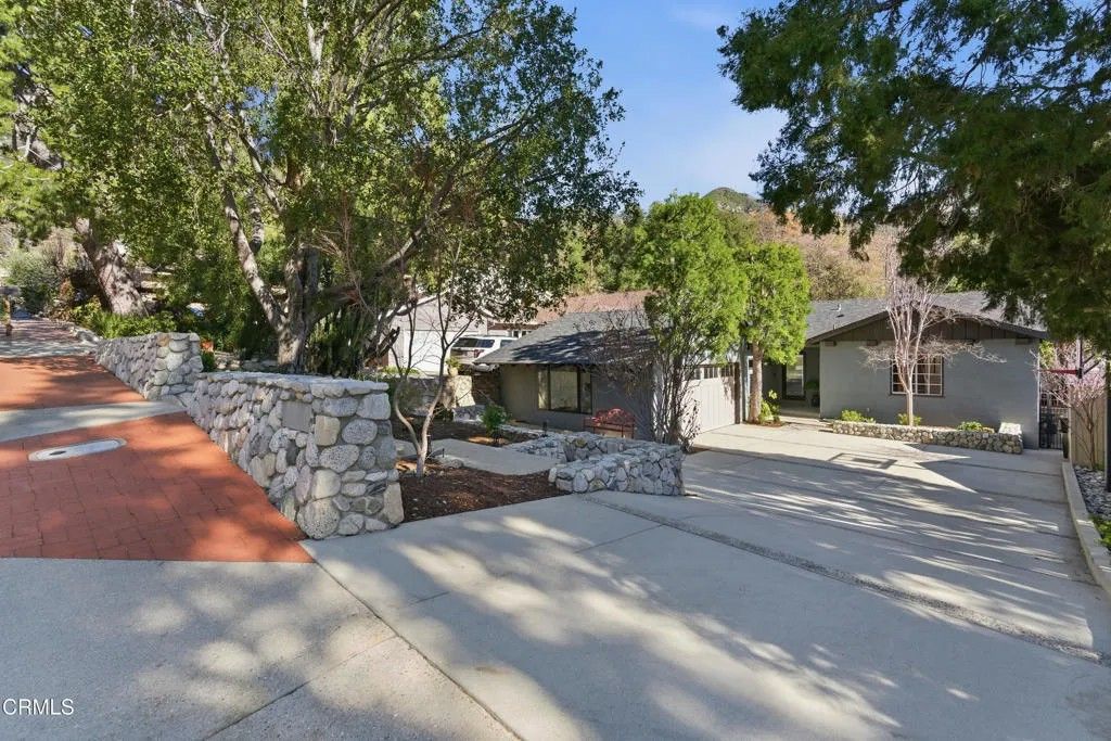 Photo of 5822 Irving Avenue, La Crescenta, CA 91214 (MLS # P1-25489)
