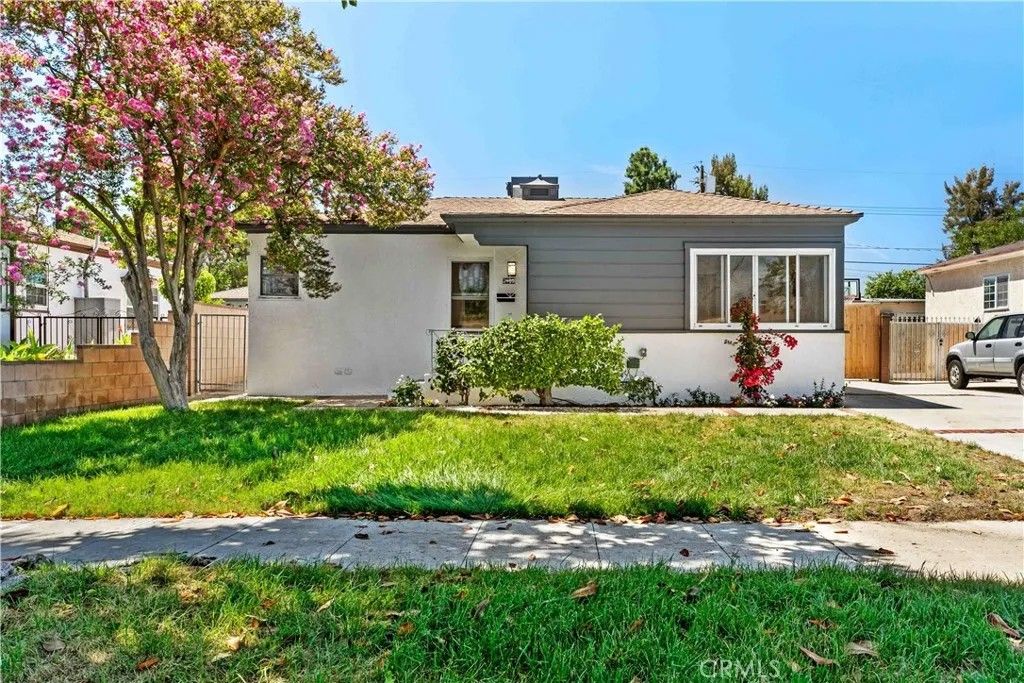 Photo of 2105 N Pass Ave, Burbank, CA 91505 (MLS # GD25273994)