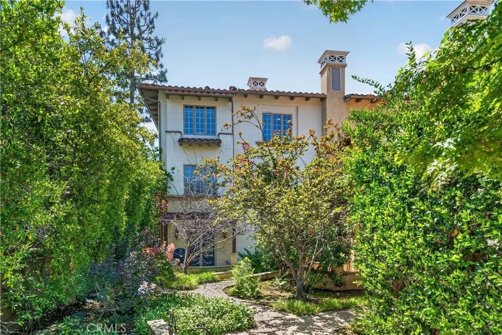 Photo of 2454 Oswego St #301, Pasadena, CA 91107 (MLS # PF26085313)