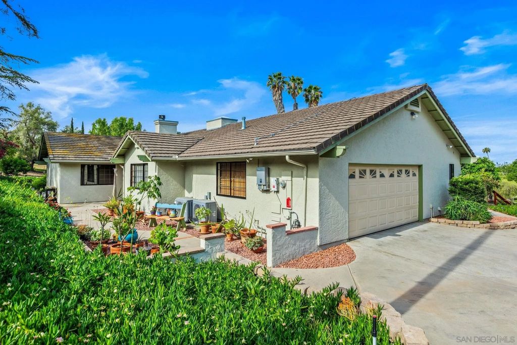 Photo of 2029 Oro Verde Rd, Escondido, CA 92027 (MLS # 260008985)