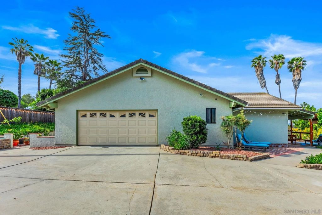 Photo of 2029 Oro Verde Rd, Escondido, CA 92027 (MLS # 260008985)