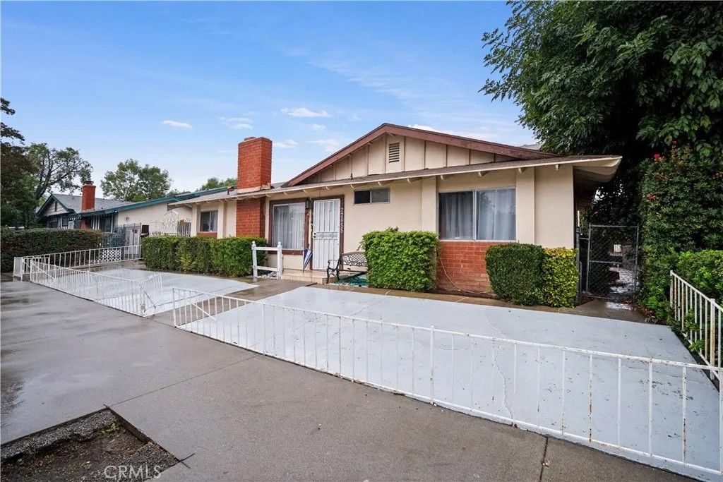 Photo of 22855 Vanowen, West Hills, CA 91307 (MLS # SR25266566)