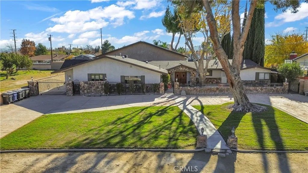 Photo of 2554 W Avenue J14, Lancaster, CA 93536 (MLS # DW25277775)