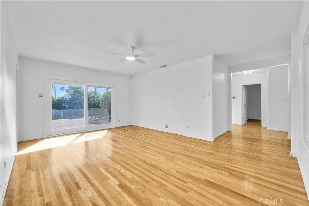 6049 Colonial