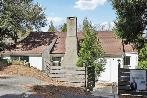 Photo of 532 Sunset Ln, Crestline, CA 92325 (MLS # TR26031161)