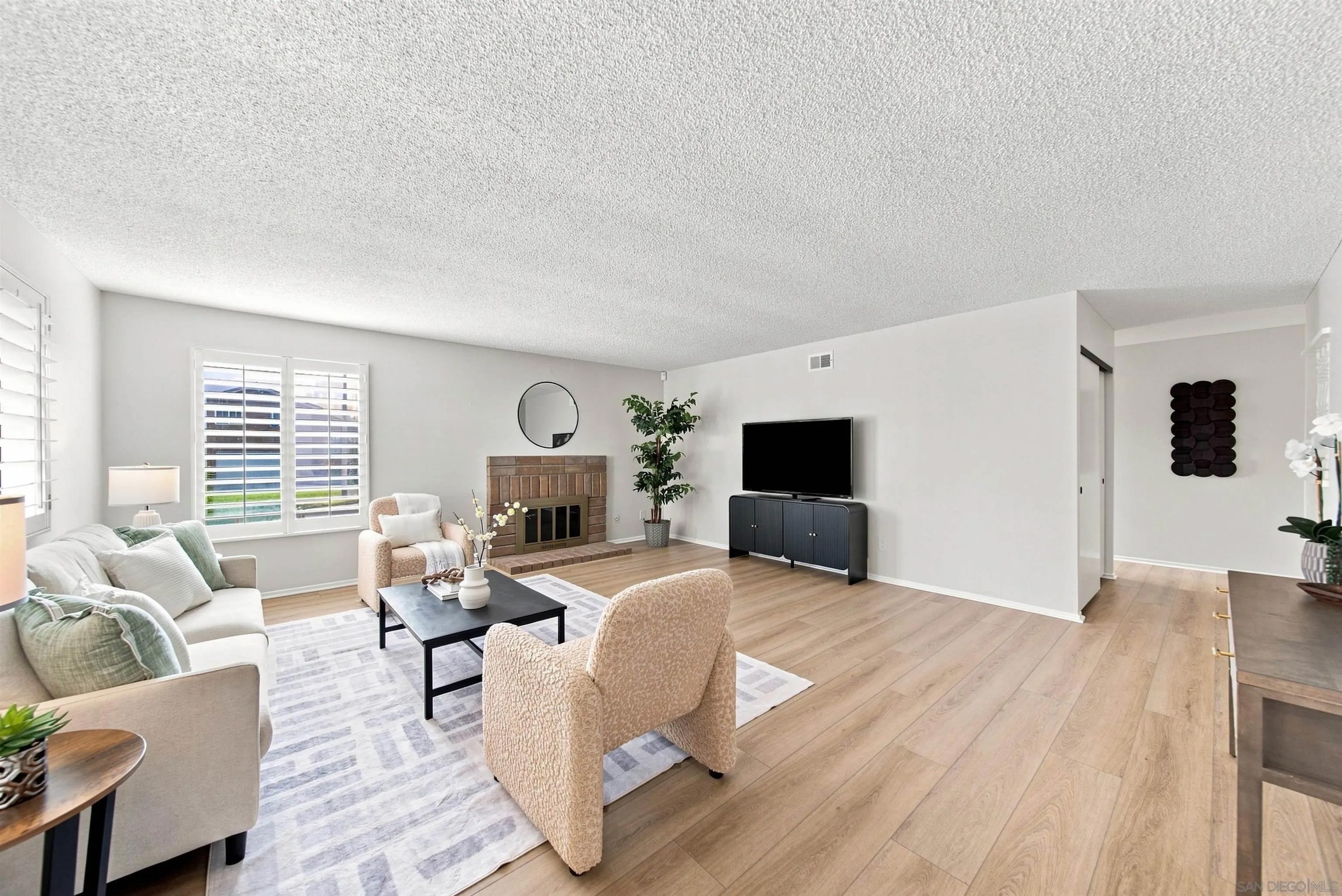 650 Laguna Point Ct