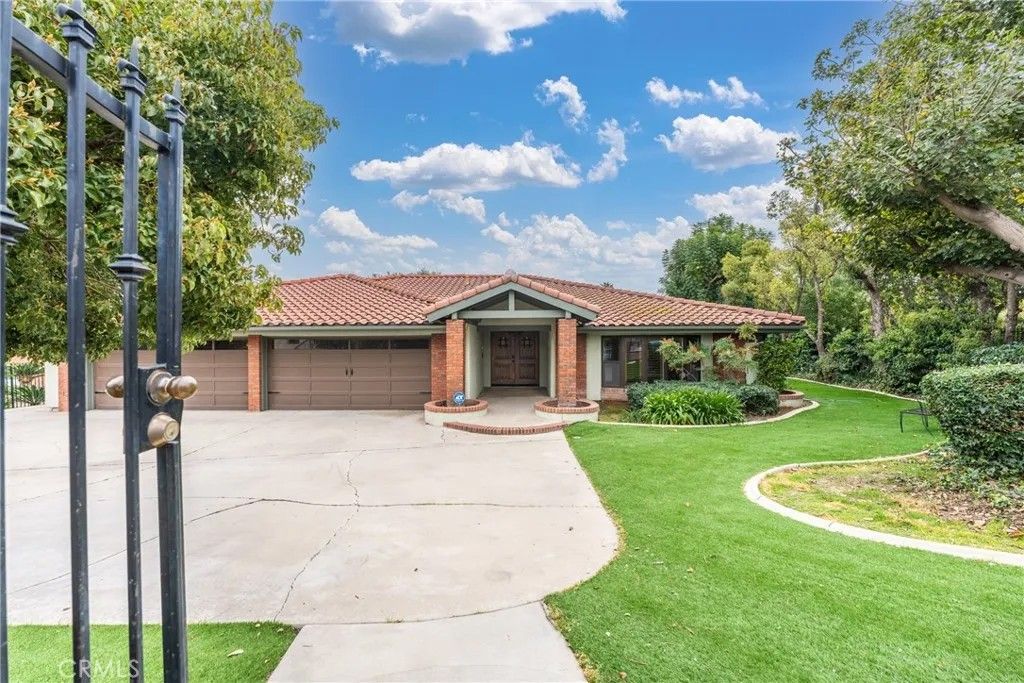 Photo of 3185 Sonrisa Dr, Corona, CA 92881 (MLS # IV26029821)