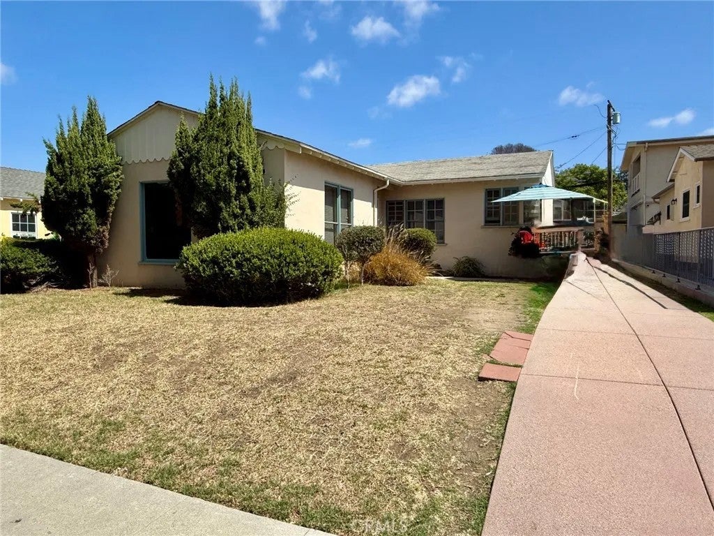 3246 Cerritos