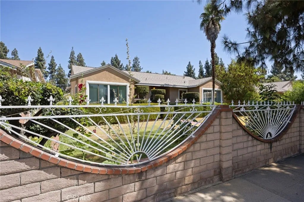 15739 Chatsworth