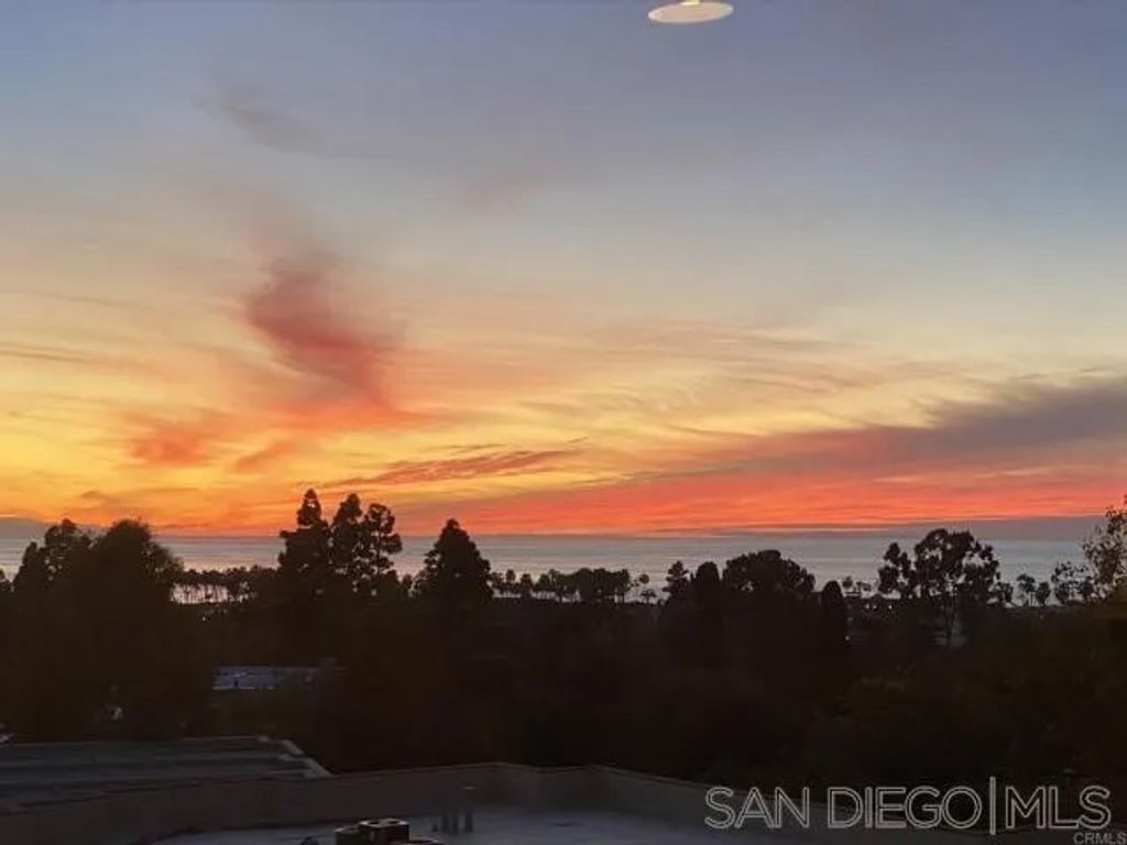 Photo of 2500 Torrey Pines Rd #402, La Jolla, CA 92037 (MLS # 260012650)