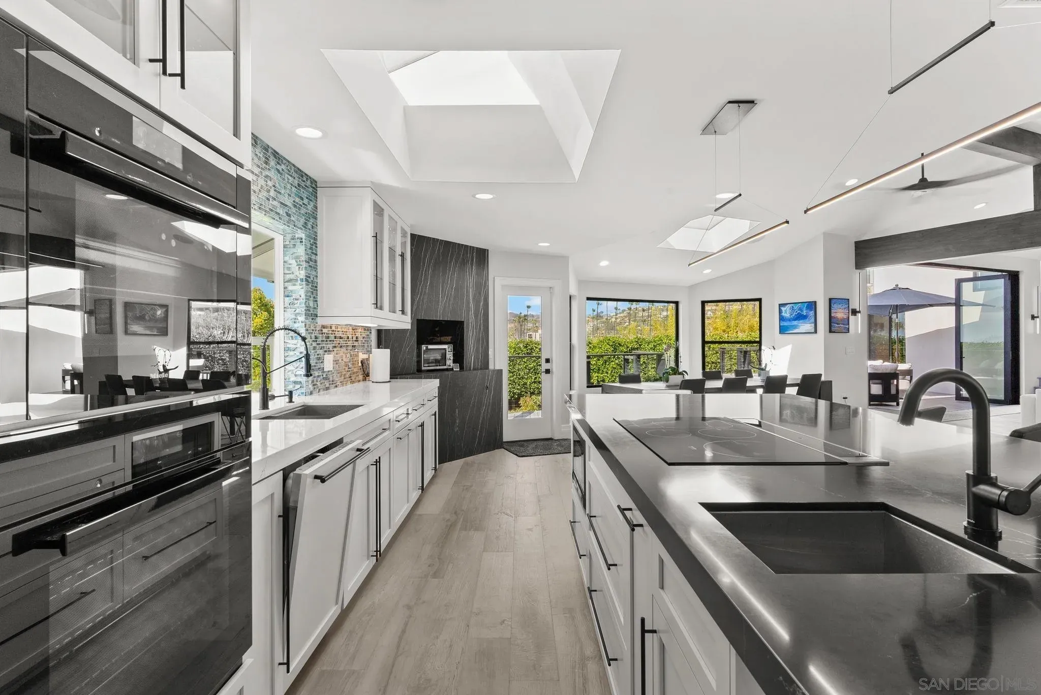 La Jolla, California 92037, United States, 5 Bedrooms Bedrooms, ,4 BathroomsBathrooms,Residential,Active,137085