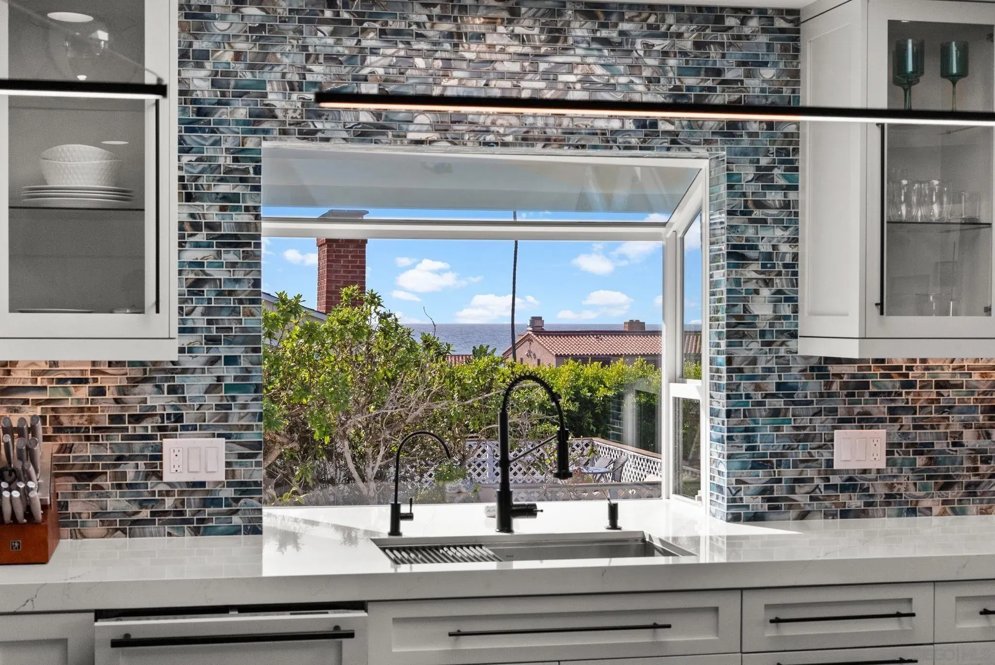 La Jolla, California 92037, United States, 5 Bedrooms Bedrooms, ,4 BathroomsBathrooms,Residential,Active,137085