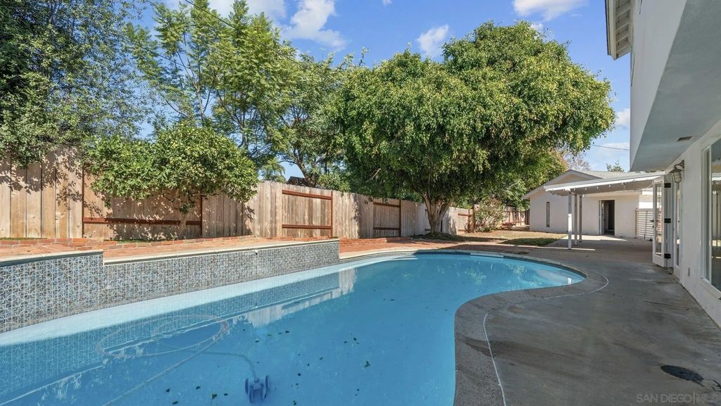 Photo of 402 Parkwood Ln, Encinitas, CA 92024 (MLS # 250042117)