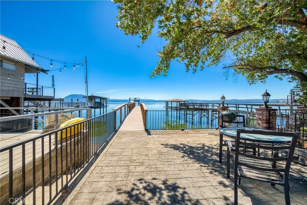 3216 Lakeshore Boulevard