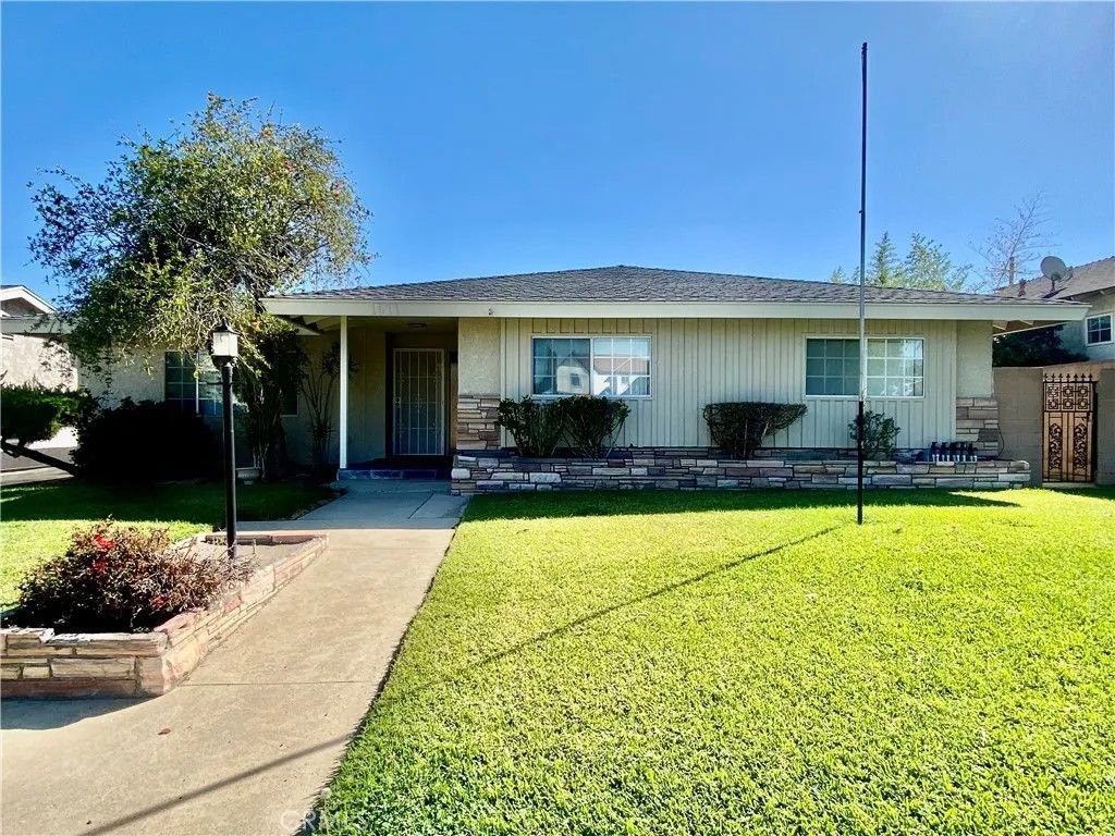 Photo of 1511 S Main St, Corona, CA 92882 (MLS # IV25248515)