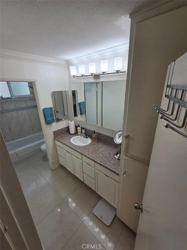 1010 W Macarthur Boulevard 77