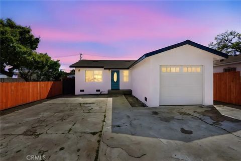 Photo of 910 E 107th Street, Los Angeles, CA 90002 (MLS # DW26052849)