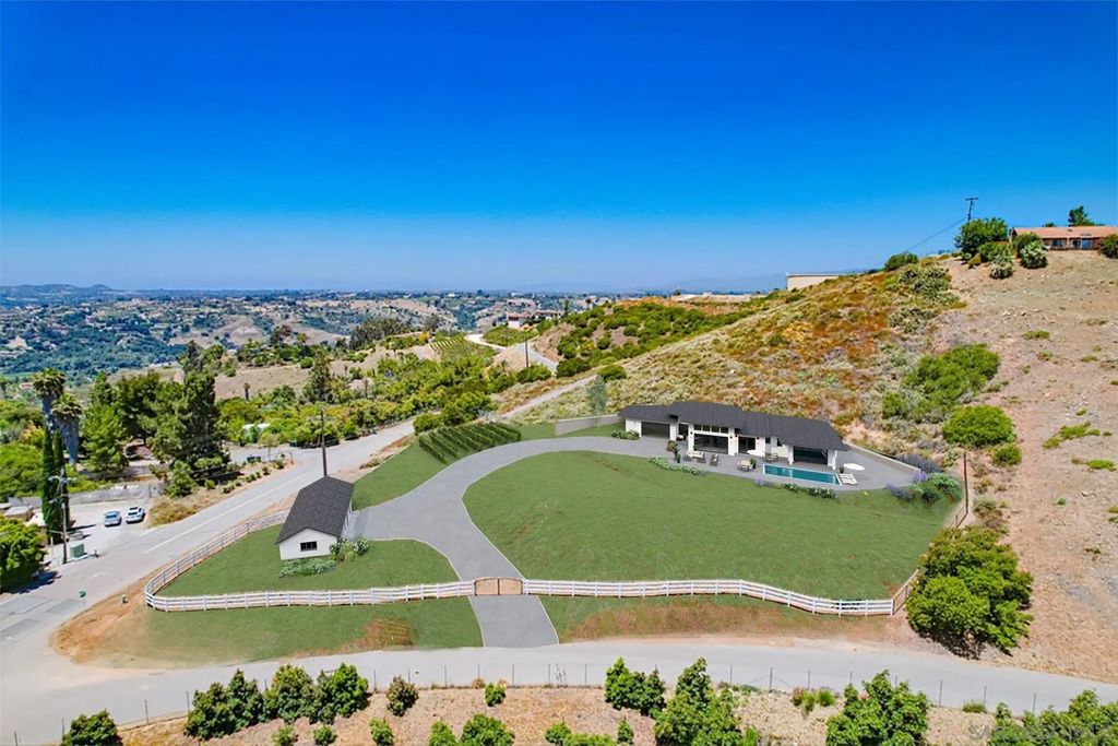 Photo of 3916 Citrus Dr, Fallbrook, CA 92028 (MLS # 250036813)