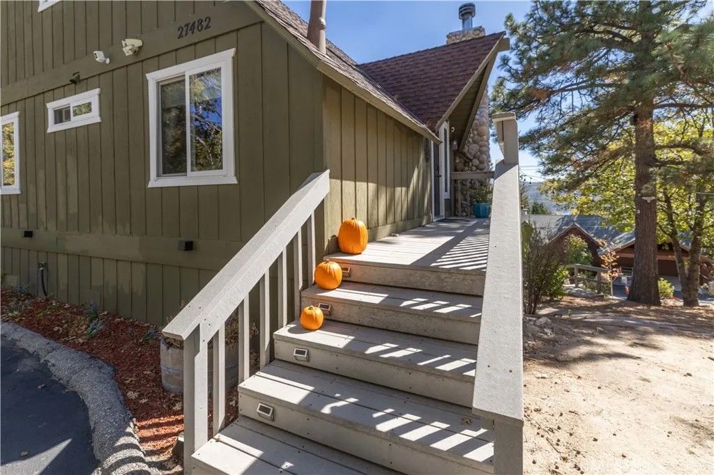 Photo of 27482 Matterhorn, Lake Arrowhead, CA 92352 (MLS # TR26035671)