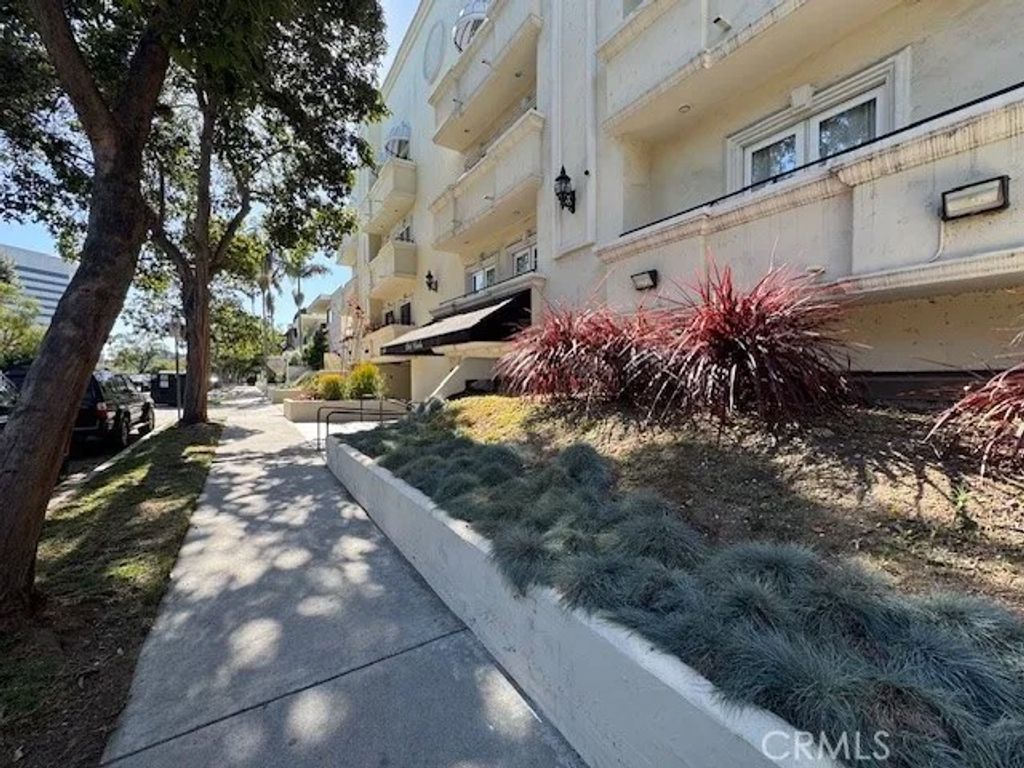 Photo of 12011 Goshen Ave #104, Los Angeles, CA 90049 (MLS # BB26043336)