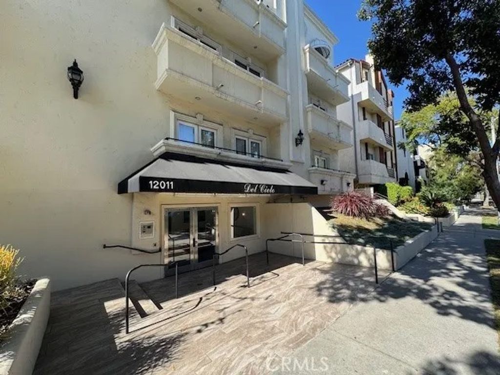 Photo of 12011 Goshen Ave #104, Los Angeles, CA 90049 (MLS # BB26043336)
