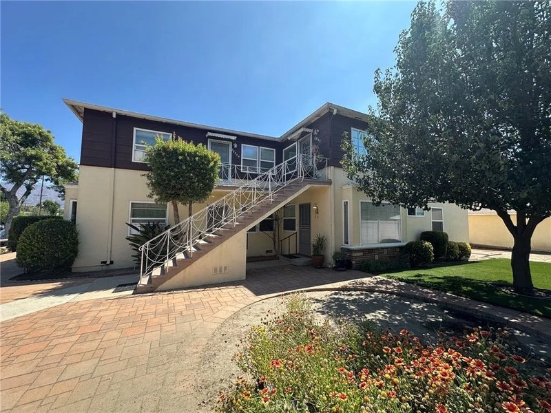 2208 W Victory