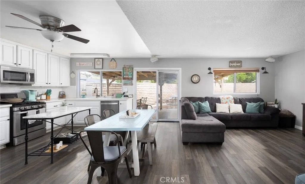 Photo of 21515 Alaminos Dr, Saugus, CA 91350 (MLS # SR26080048)