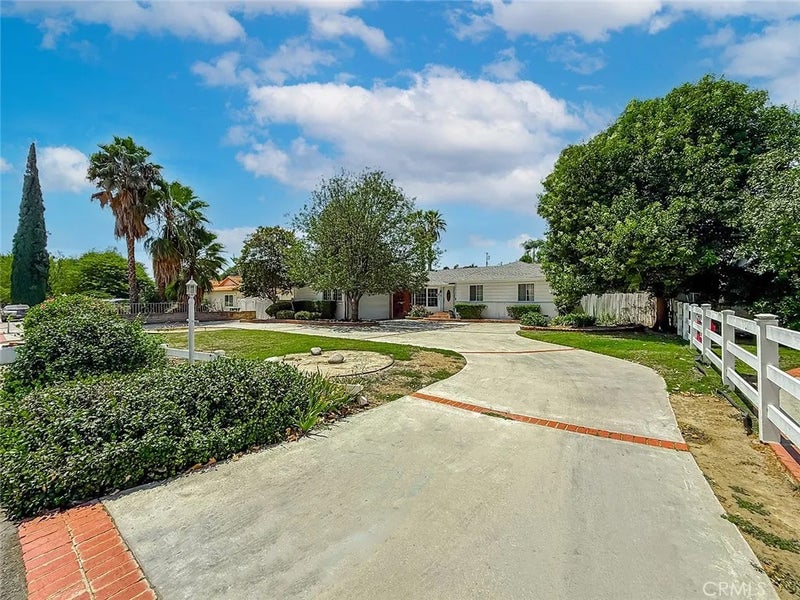 8809 Oak Park Avenue