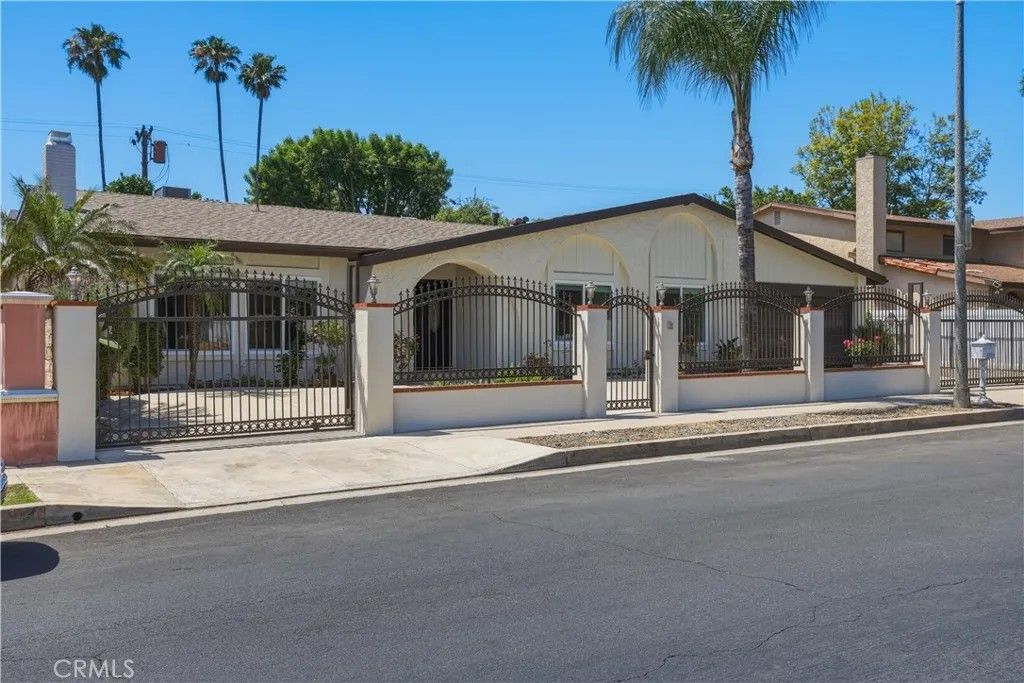 Photo of 9521 Yolanda Ave, Northridge, CA 91324 (MLS # SR26091779)