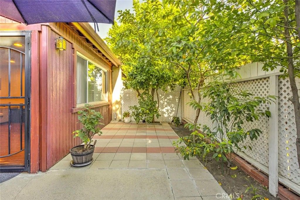 Photo of 7631 Vineland Ave #2, Sun Valley, CA 91352 (MLS # GD26076472)