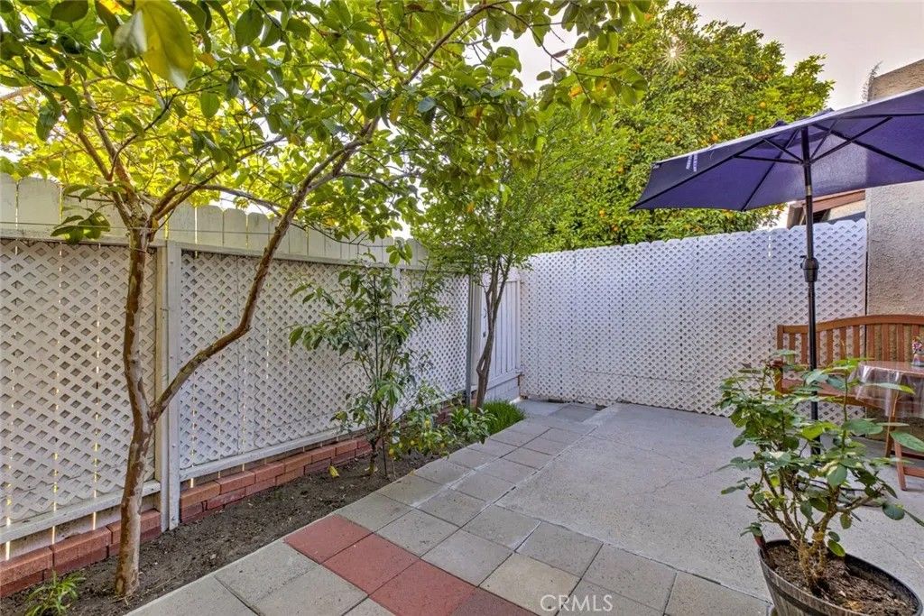 Photo of 7631 Vineland Ave #2, Sun Valley, CA 91352 (MLS # GD26076472)