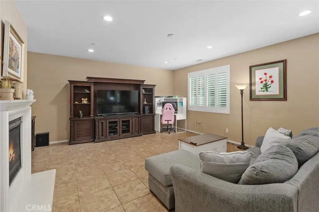 16820 Golden Bluff